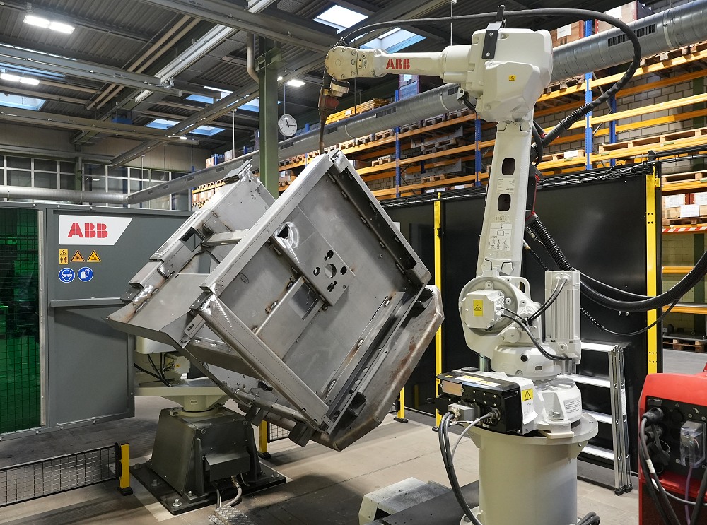 Primär diesen massiven Stahlblech-Ständer schweisst der ABB-Roboter derzeit.
