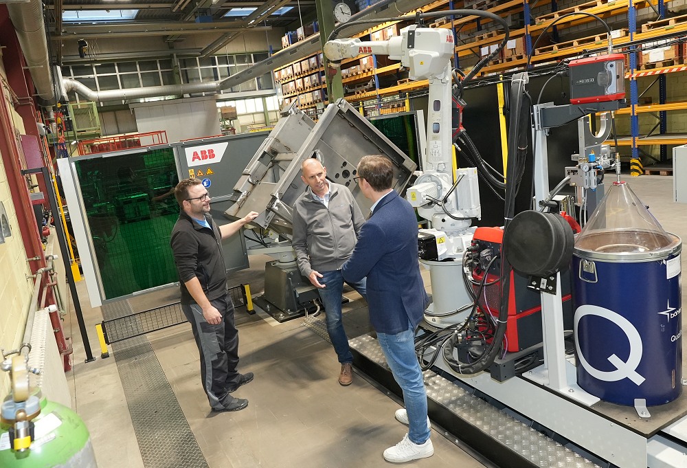Michael Mahler, Herbert Wicki und Olivier Keck (v.l.n.r.) bei der neuen Roboterzelle in Hasle.