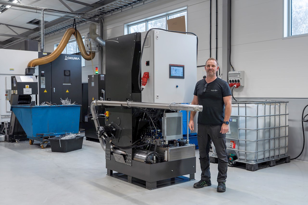 Tomas Danielsson standing in front of the Raptor machine at the Danielsson Flyreels production facility in Smedjebacken.