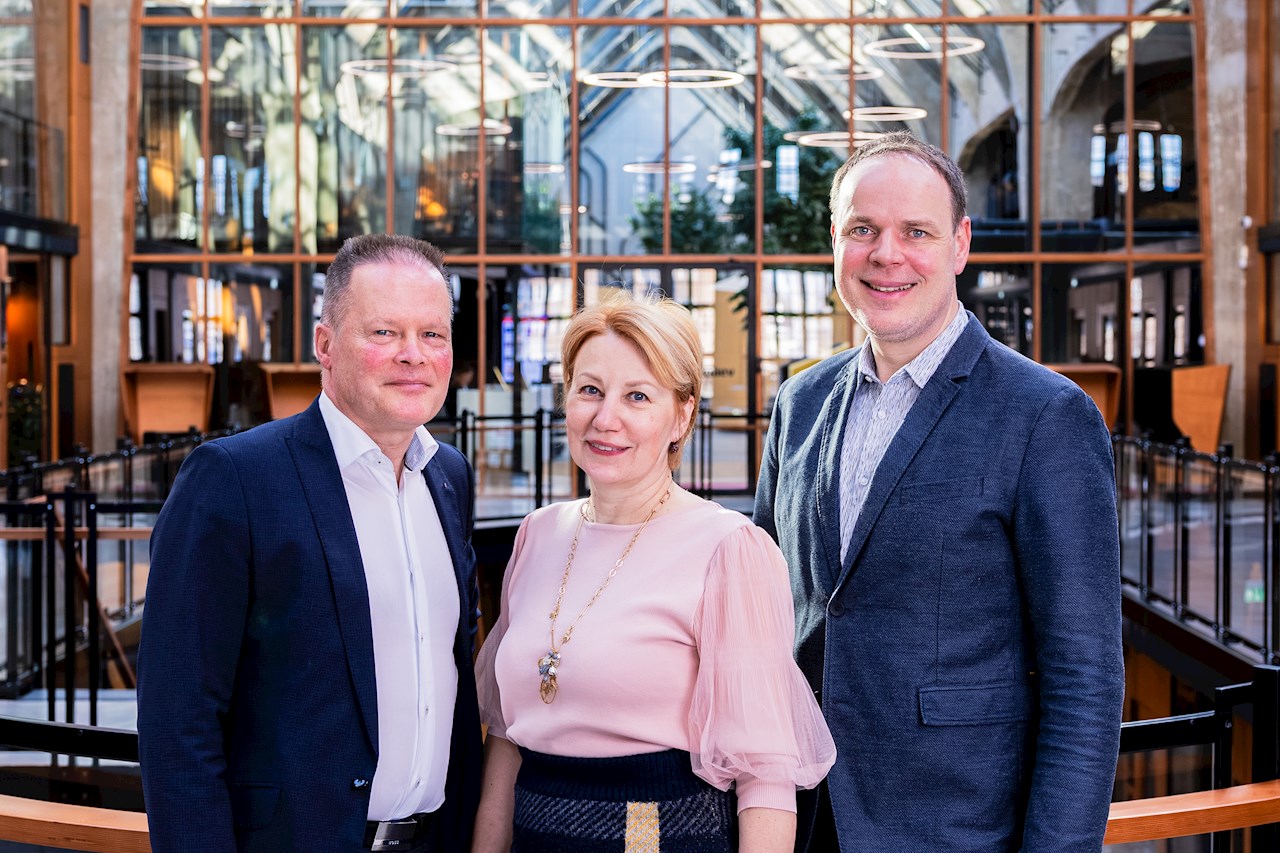 Fotol: ABB ASi juhatuse liige ja Baltikumi ärijuht Jukka Patrikainen (vasakul), saatejuht Juuli Nemvalts ning OÜ Utilitas Wind juhatuse liige Andrus Zavadskis.
Foto: Rain Jüristo