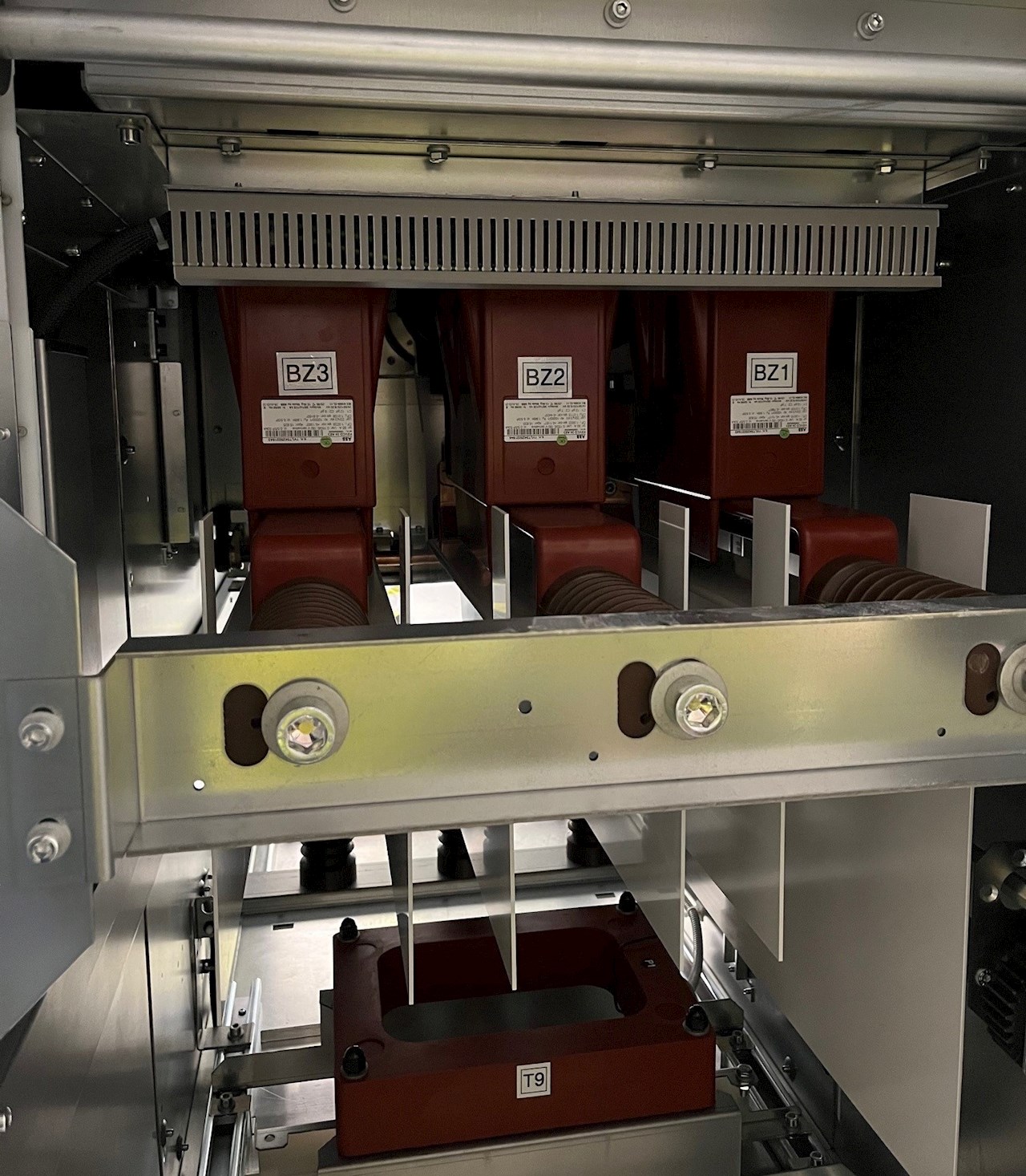 Sensoreina voidaan käyttää erillisiä virtasensoreita ja jännitesensoreita tai kuvassa näkyviä virtamuuntajan näköisiä kombisensoreita, joista saadaan sekä virta- että jännitetieto samasta sensorista. Näitä voidaan hyödyntää myös saneerauskohteissa, sillä ne ovat fyysisesti perinteisen virtamuuntajan kokoisia