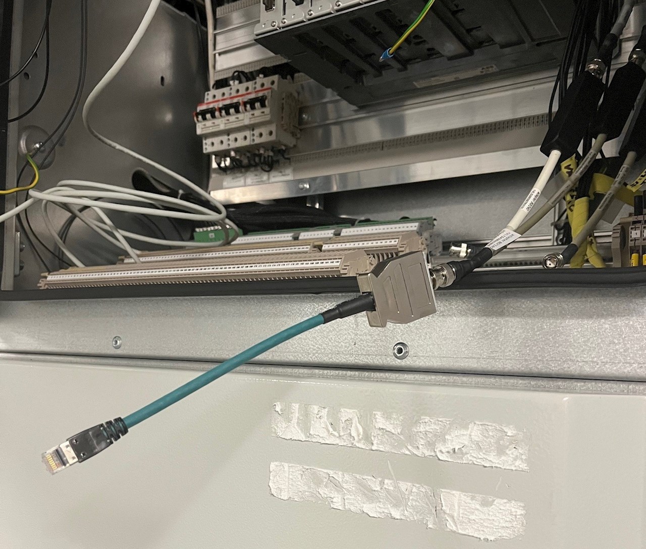 Myös vanhempia sensoreita voidaan kytkeä releuusintojen yhteydessä uusiin releisiin. Tällöin voidaan käyttää erillisiä adaptereita, joilla vanhemmat liittimet muunnetaan RJ-45-versioiksi.