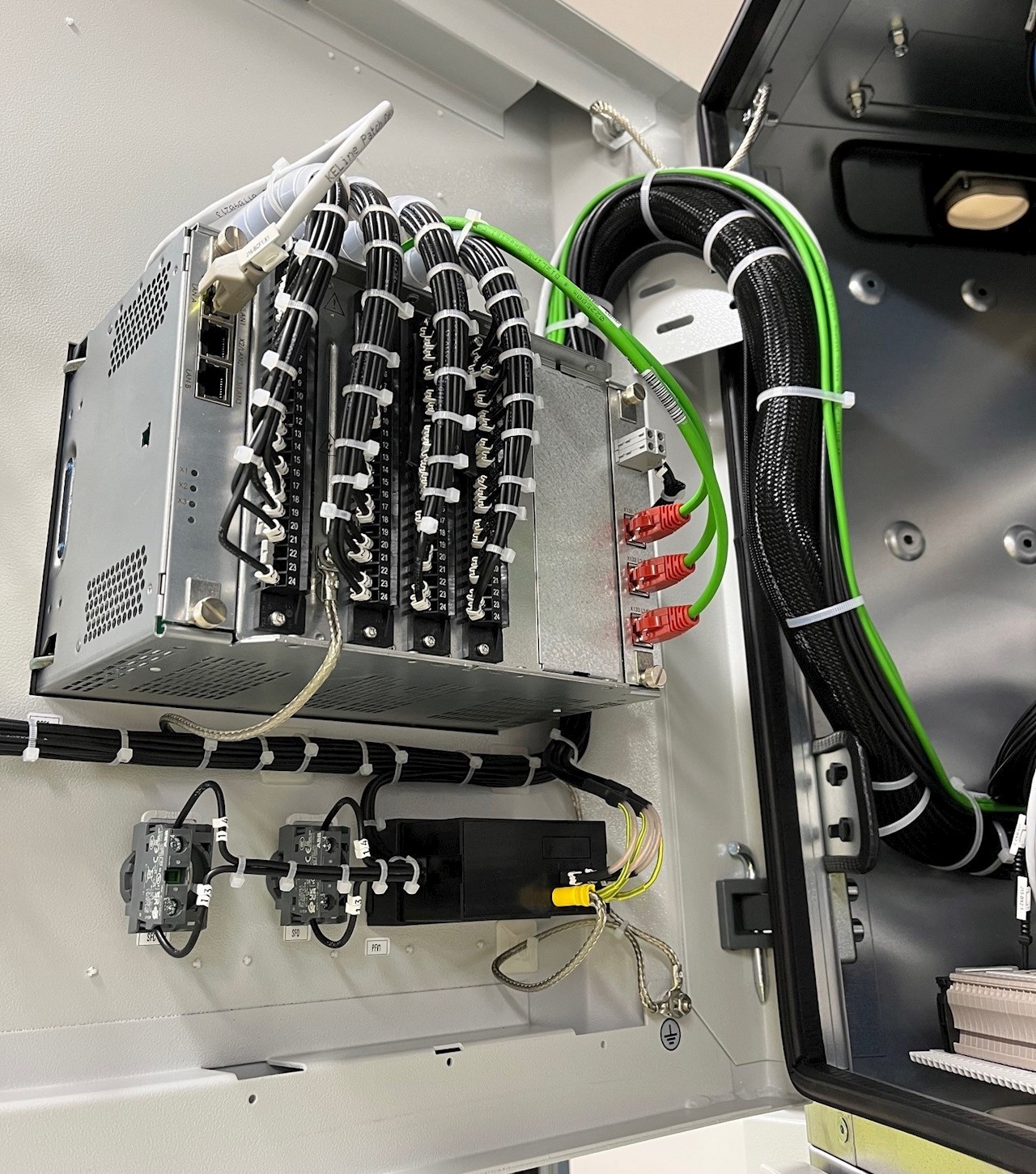 Releeseen (REX615, REX640) on valittavissa eri kombinaatioina SIM-kortteja (Sensor Input Module), jolloin sensoreilta tulevat mittaustiedot kytkeytyvät IEC 61869 -standardin mukaisesti RJ-45-liittimillä releen kortille vaihekohtaisesti. Johdotusmäärä releelle vähenee, ja esimerkiksi toisiokoestuksessa mittaukset voidaan turvallisesti kytkeä koestuslaitteesta suoraan sensoriliittimien tilalle.