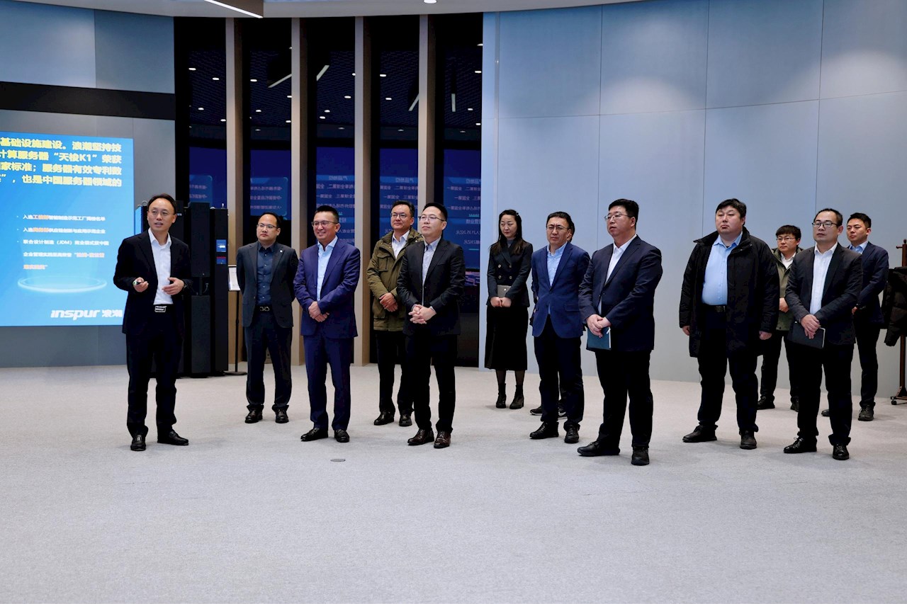 ABB与浪潮通信代表参观展厅