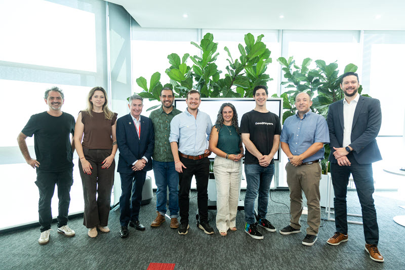 (De izquiera a derecha) Julian Ugarte, socio fundador de Socialab; Anastasiya Kokkonen, Motion Service Manager de ABB en Chile, Jorge Abraham, Process Industries Division Manager de ABB; Matías Rojas, cofundador de Socialab, Nicolás Behar, CEO y cofundador de Recylink; María Luisa Lozano, CEO de Emma Energy; Ignacio Aracena, Chief Operating Officer de GoodPlayers; Martín Castellucci, Country Holding Officer de ABB en Chile y Perú; y Ricardo Martoni, Country Commercial Leader de ABB Electrification Chile.