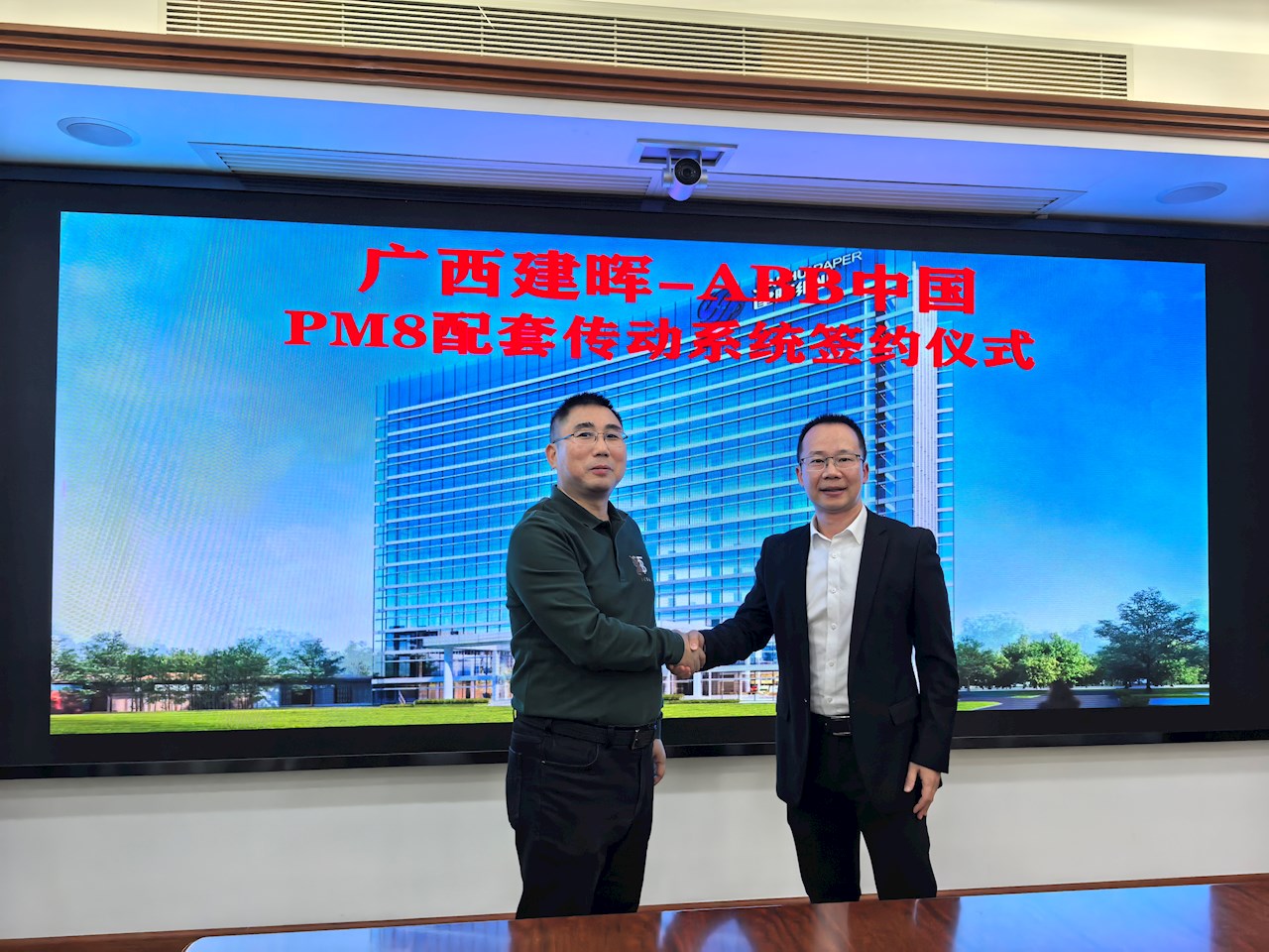 建晖集团董事长黎桂华先生(左)与ABB造纸及纤维业务中国区负责人刘月明先生(右)在签约现场。图片来源:ABB