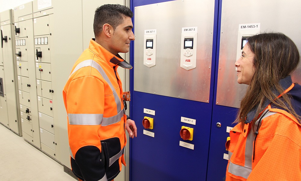 Edy Rizzo von VARO und Silvia Gonzalez Ara von ABB bei modernen ABB-Frequenzumrichtern auf dem Gelände der Raffinerie.