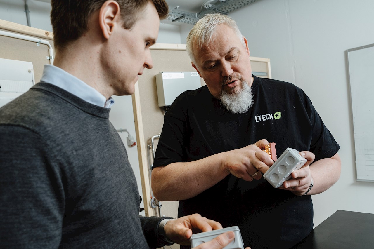 Jonas Blaabjerg Myhlendorph fra ABB og Erik Bak fra LTECH har
i tæt samarbejde udviklet AP-Holderen.