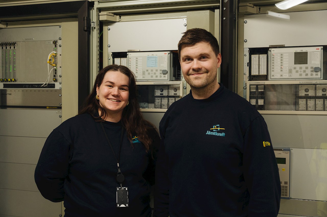 Rebecka Brink, nätplanerare och Linus Lycksell, reläskyddstekniker på Jämtkraft Elnät. 