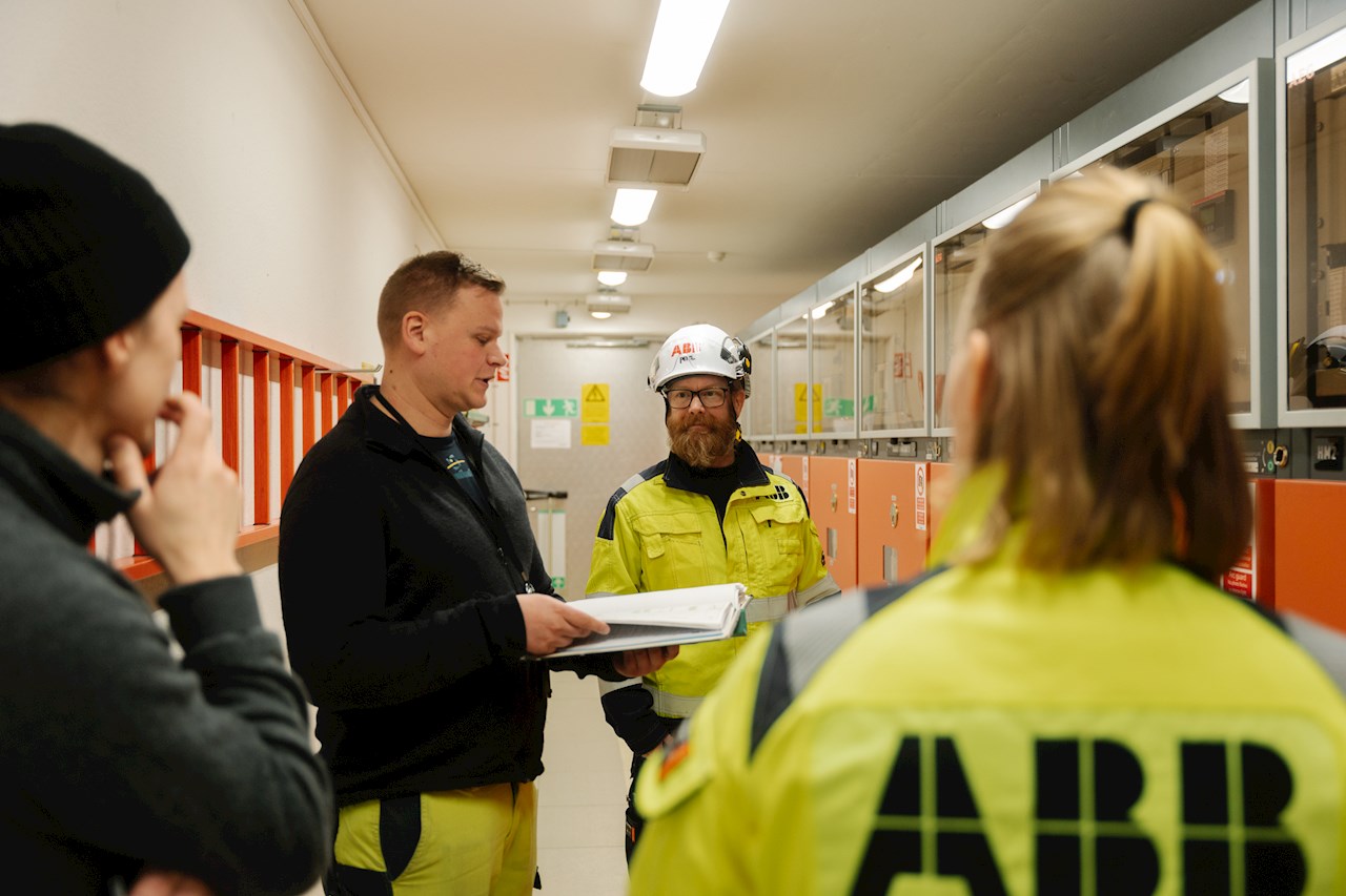 Tomas Dannberg, ABB, diskuterar med teamet på Jämtkraft Elnät.