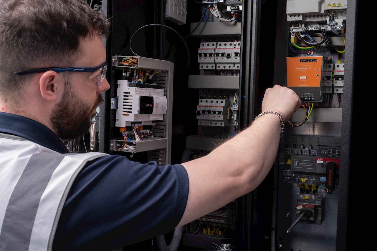 ABB low-voltage components in Excool Switch cabinets ensure safe circuit isolation, enable reliable power switching, and provide protection against overloads and short circuits.