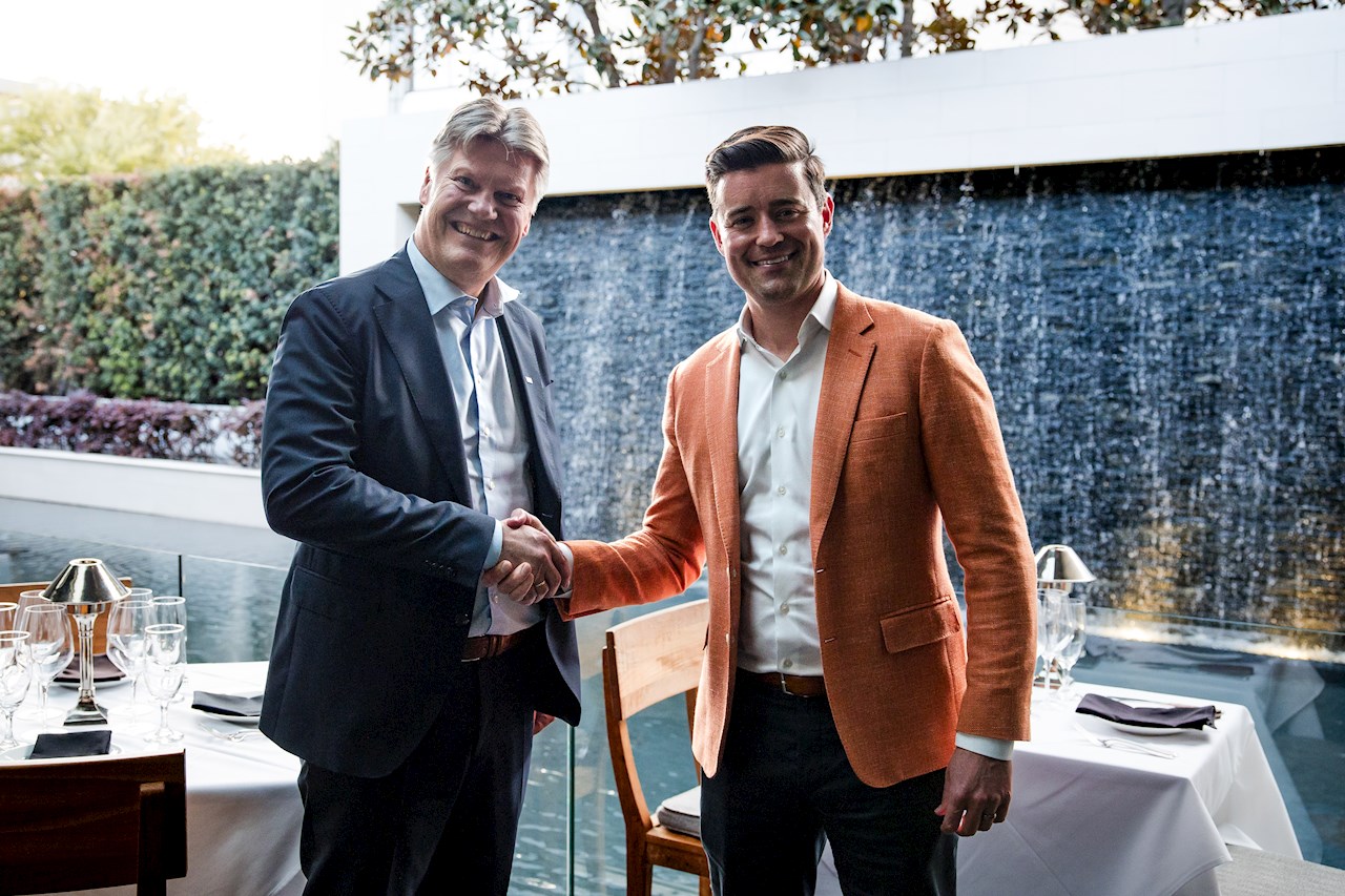 Per Erik Holsten, Leiter Energy Industries bei ABB, und Nathan Ough, CEO von VoltaGrid