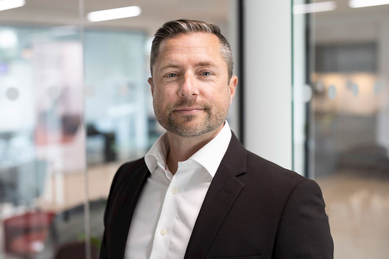 Udviklerne af de nye AI-datacentre bør kigge mod andre løsninger end de traditionelle lavspændings-UPS'er, siger Rasmus Theill, Country Leader hos ABB Critical Power.