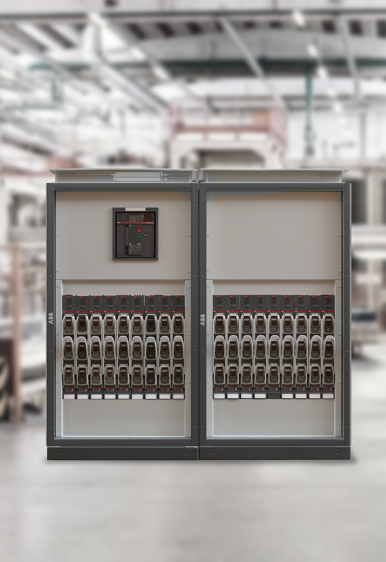Durchgängige 800-Volt-Systemarchitektur: ABB zeigt auf der Light + Building einen vollständig bestückten System pro E power Schrank mit aufeinander abgestimmten Schutz-, Schalt- und Überwachungskomponenten.