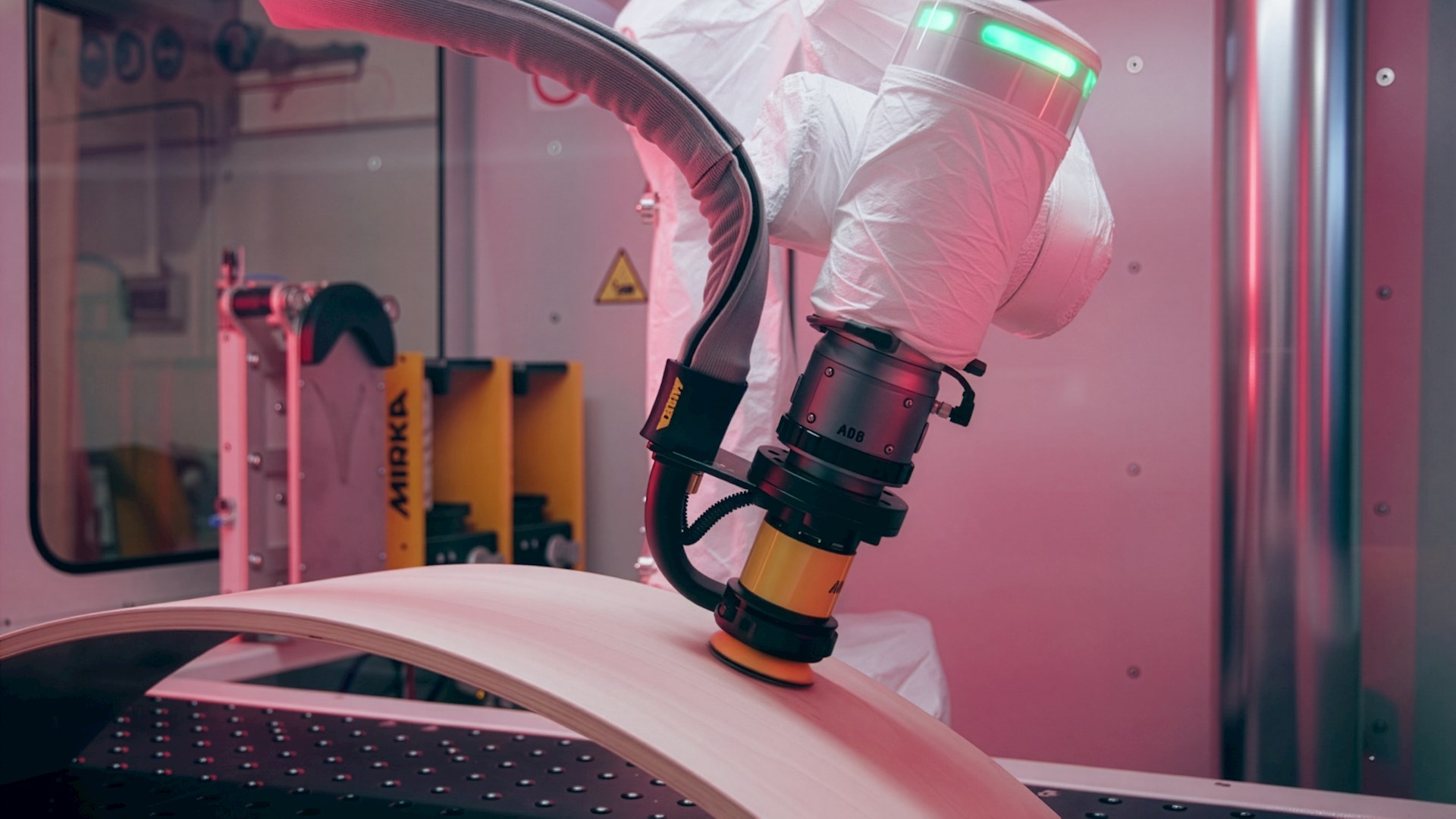 ABB Robotics bietet neue vollautomatisierte Zelle für die Oberflächenbearbeitung