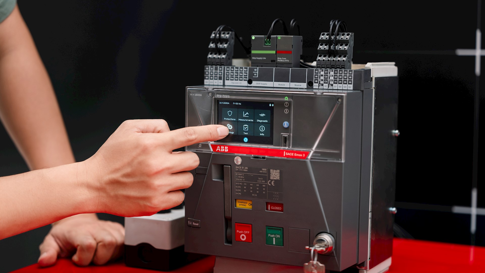 ABB ra mắt máy cắt không khí đạt chuẩn an ninh mạng đầu tiên trên thế giới, tăng cường bảo vệ hạ tầng trọng yếu của Việt Nam