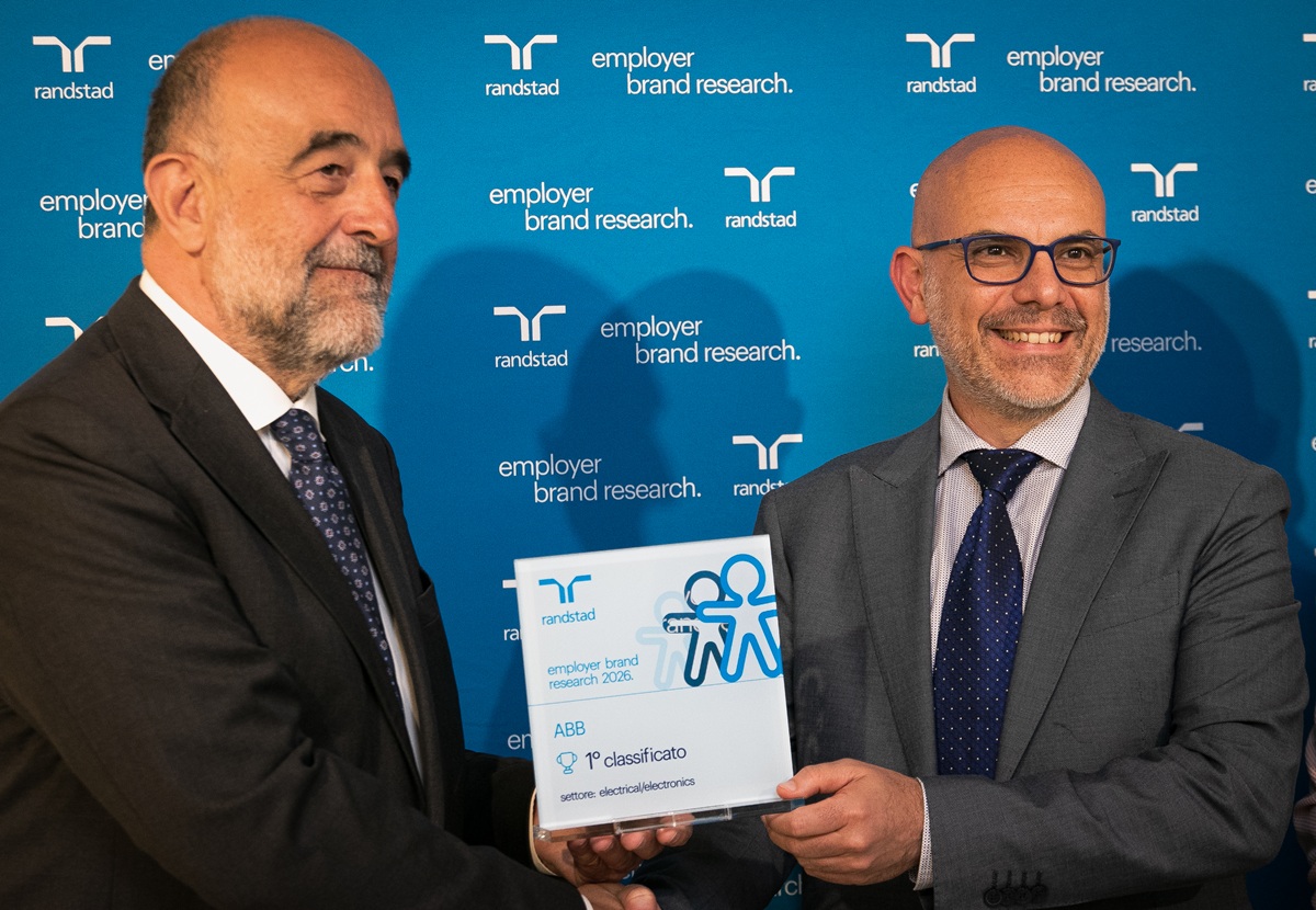 Emiliano Diotallevi (a destra) ritira il premio da Marco Ceresa, Group CEO di Randstad Italia