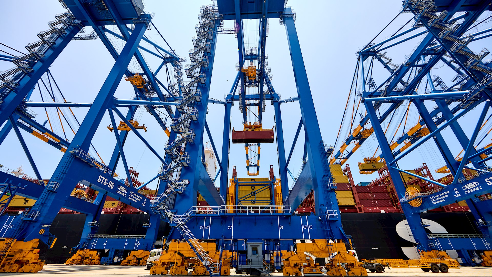 ABB introduces new solution to automate quay crane waterside operations and improve container terminal efficiency