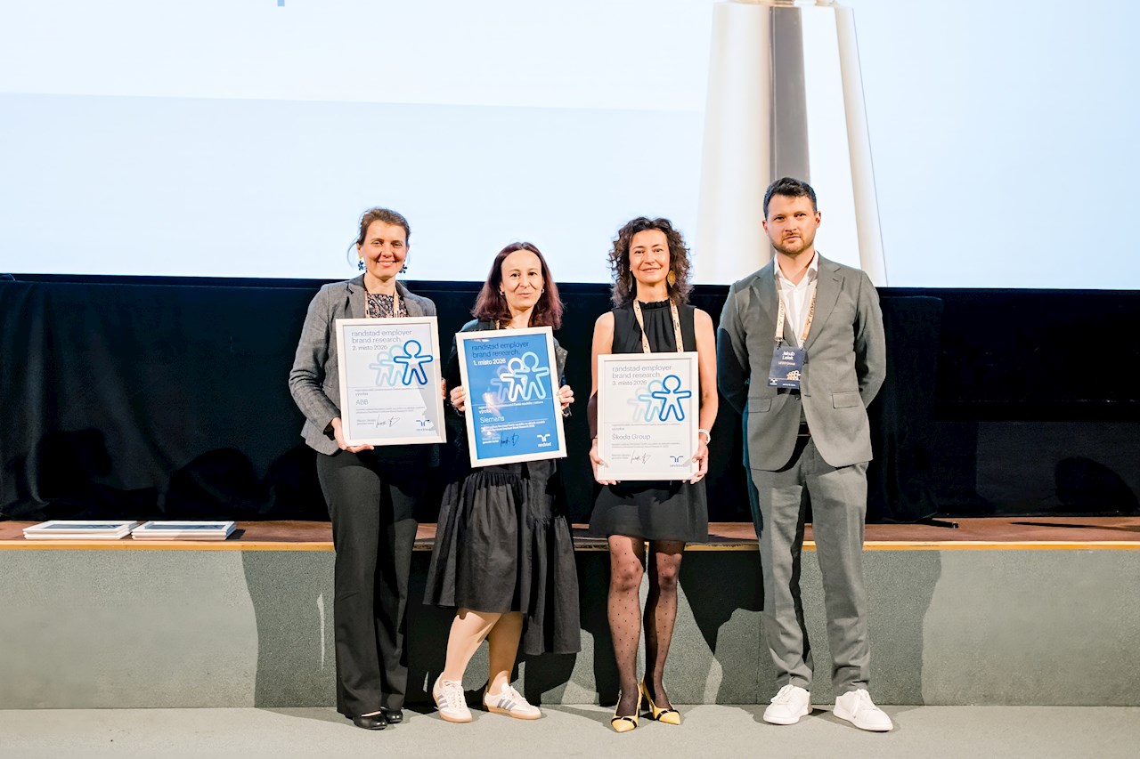 Zuzana Kliková, ABB Employer Partner (zcela vlevo), převzala ocenění Randstad Employer Brand Research 2026