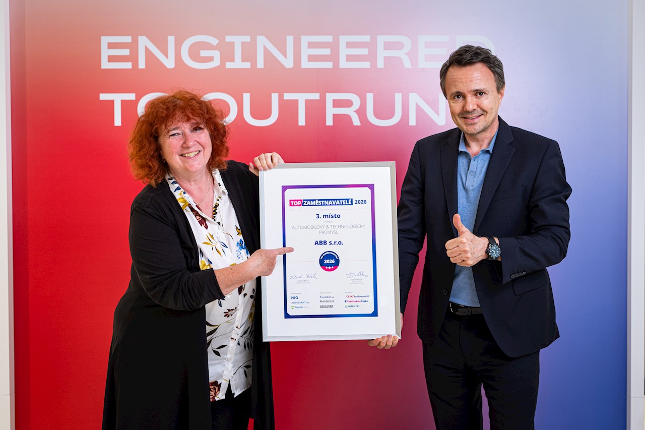 Aleš Rychetský, ABB Country Holding Officer pro ČR a SR, a Iveta Valentová, Country HR Lead, převzali plaketu Top Zaměstnavatelé 2026