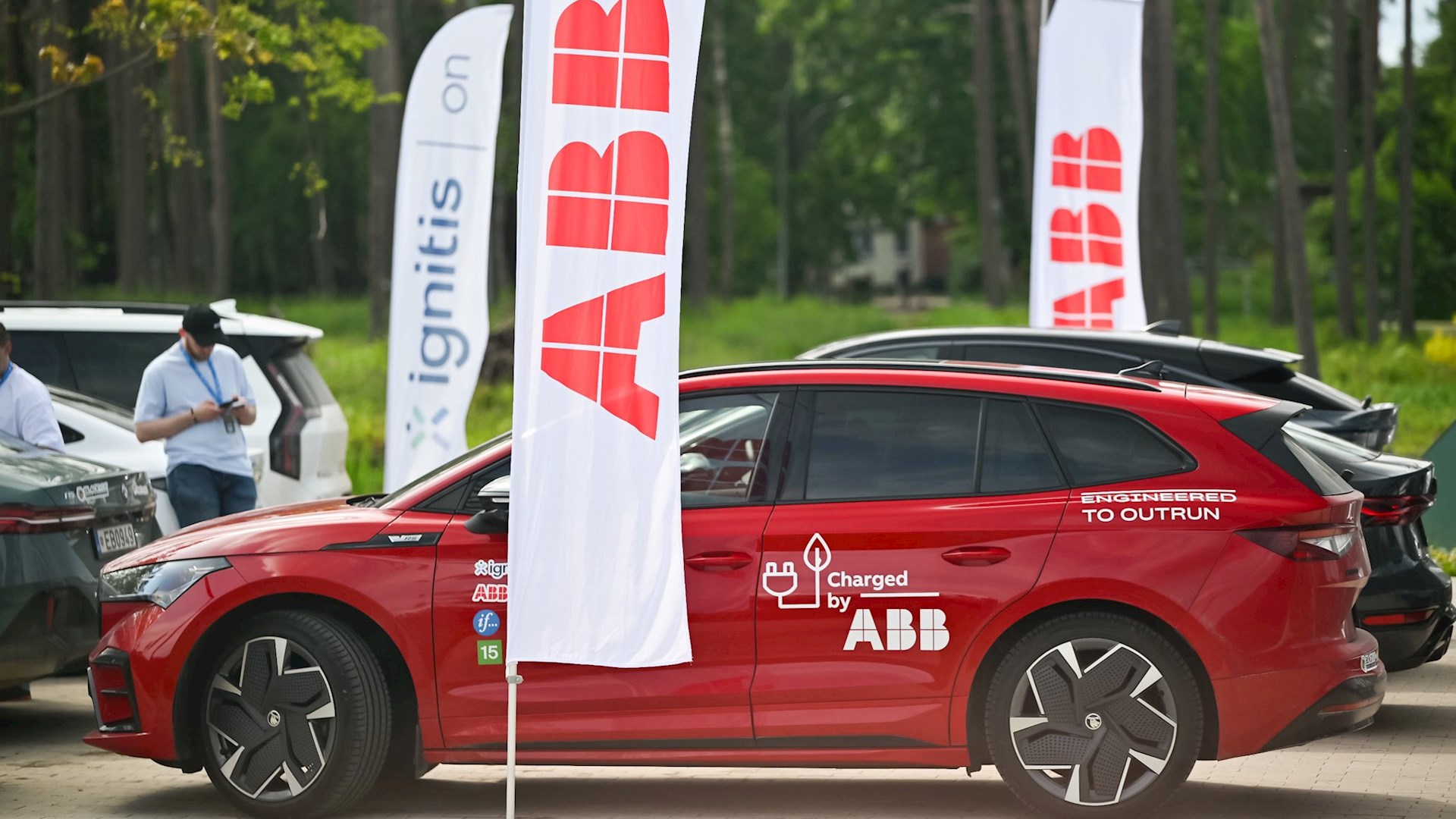 Elektroautomobiļu uzlādes staciju attīstība: no metāla kastes līdz informācijas centram