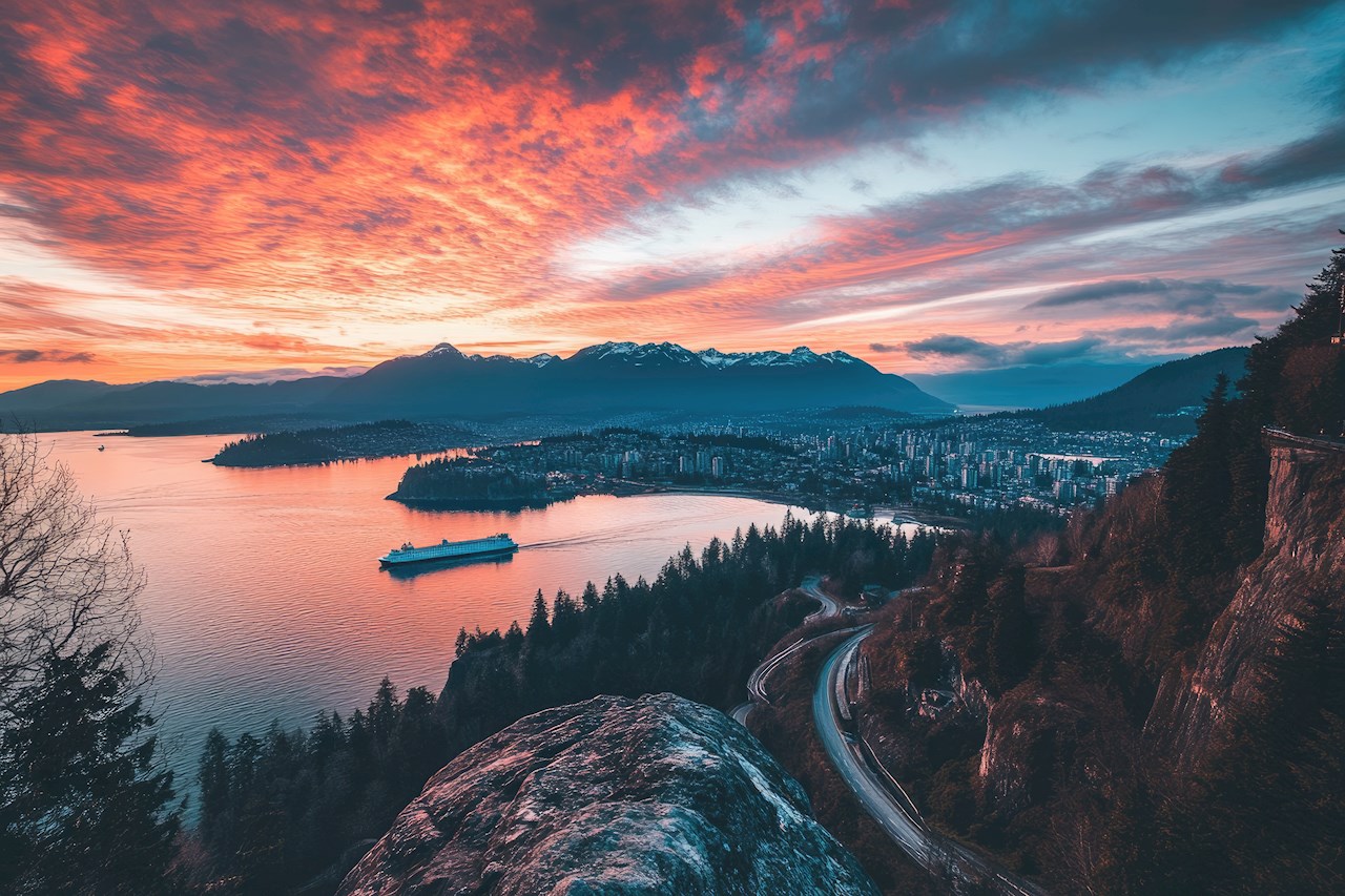 BC Ferries traversant le coucher du soleil à Vancouver Ouest, Colombie-Britannique, Canada. Crédit image : Adobe Stock