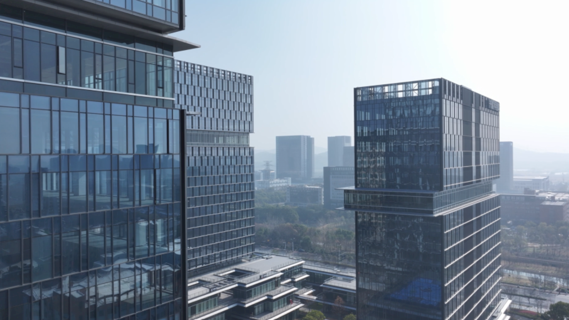 Az ABB bemutatja az ABB Ability™ BuildingPro Suites platformot az épület- és IoT-rendszerek egységes kezelésére