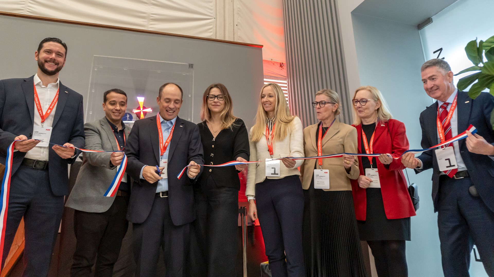 ABB University Chile: Compañía es pionera en inaugurar centro de tecnología y entrenamiento integral con innovadores Experience Centers