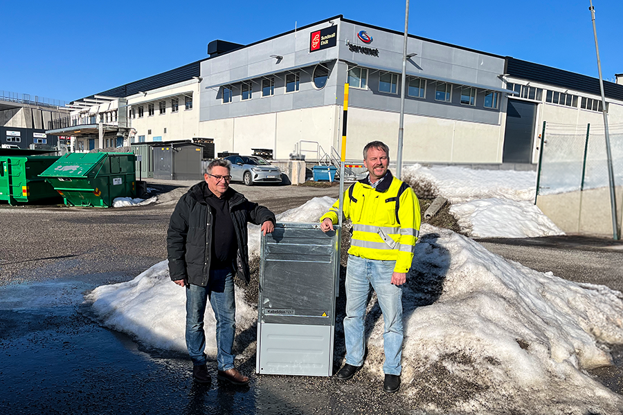 Sundsvall Elnät har valt Kabeldon NXT som en del i arbetet mot en mer klimatneutral elnätsinfrastruktur. På bilden: Dag Abbevik, ABB och Nicklas Florberg, Sundsvall Elnät.