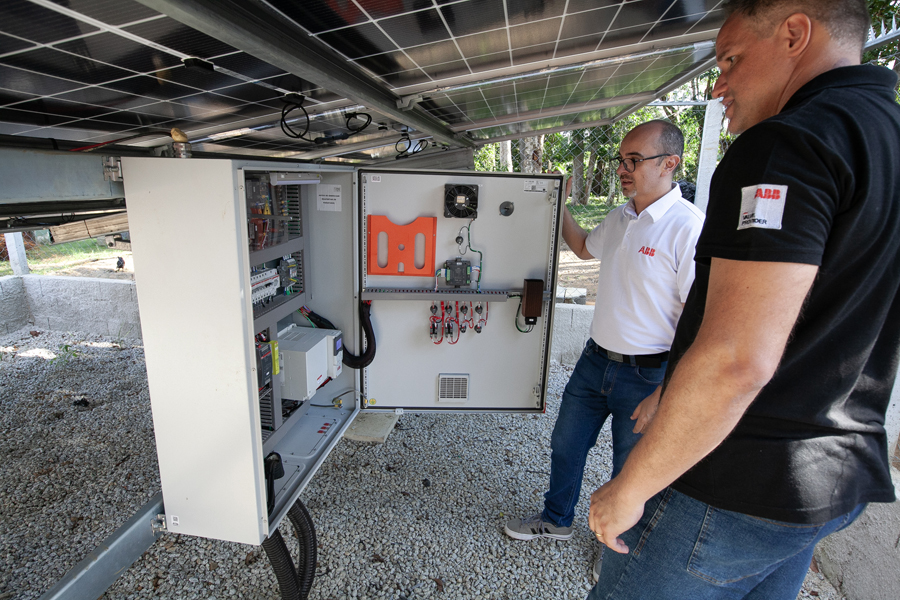 Alba da ABB: painel com inversor de frequência sob painel solar estabiliza oscilação da eletricidade. Crédito: ABB/Divulgação