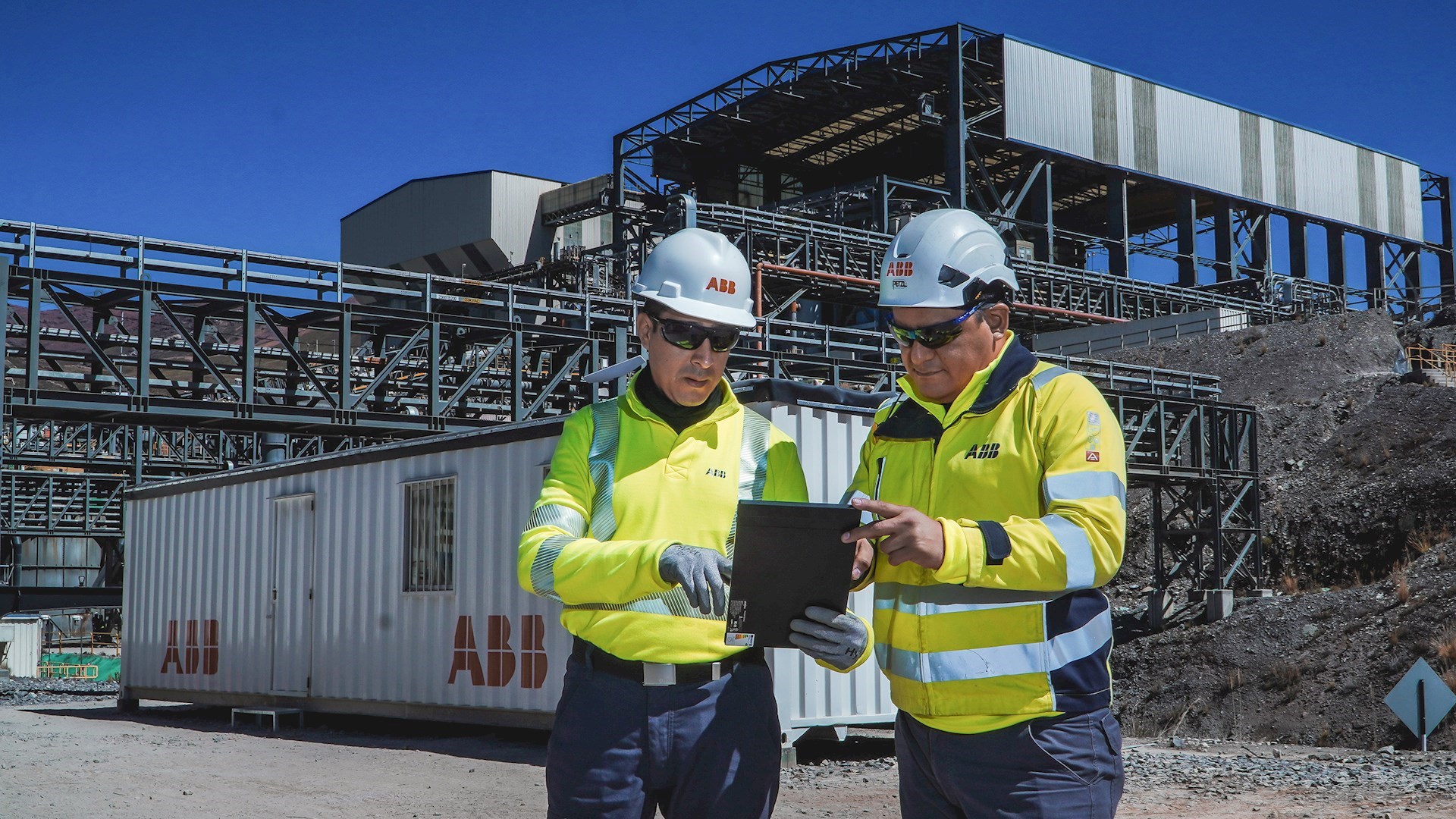 ABB lanza Grinding Connect para acelerar la digitalización de los accionamientos de molinos sin engranajes