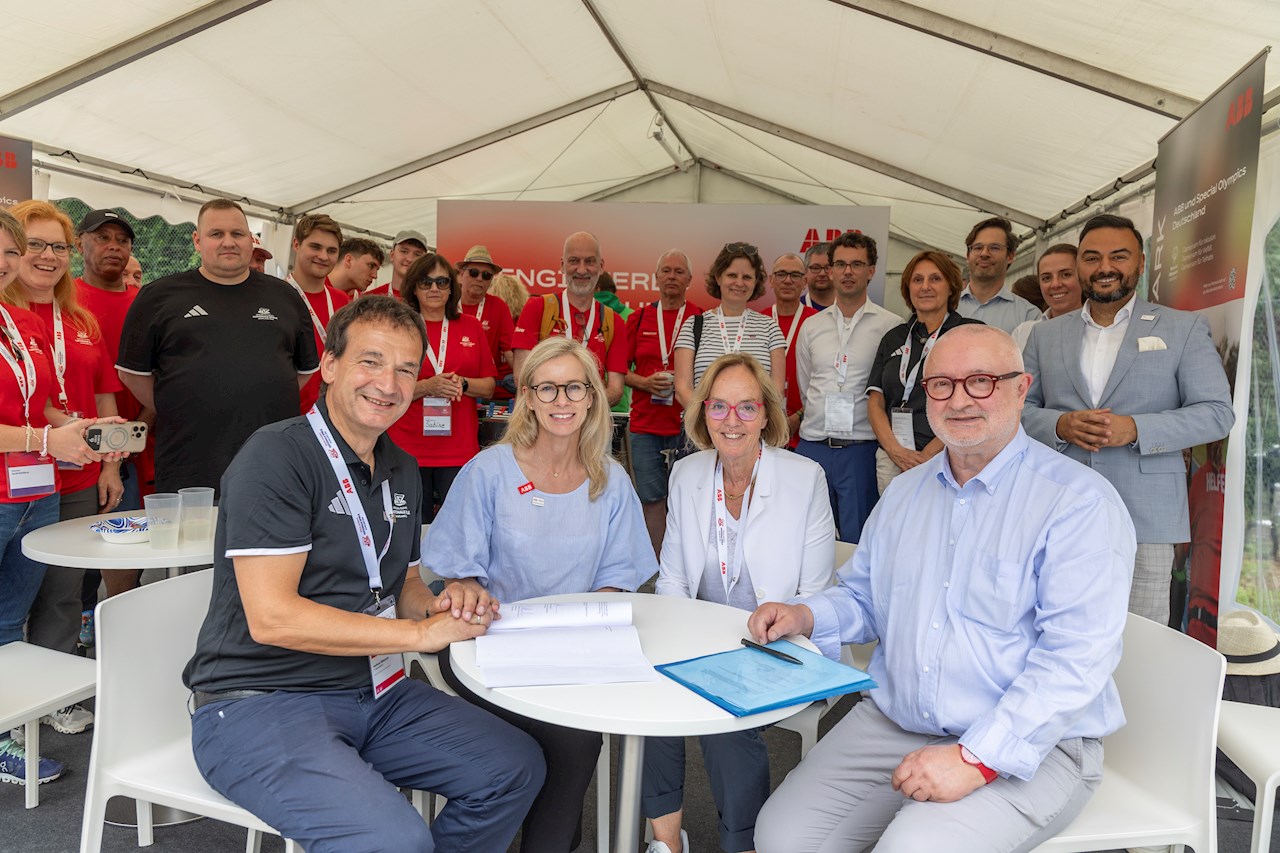 Von links nach rechts: Andreas Silbersack, Erster Vizepräsident von Special Olympics Deutschland (SOD), Rosa Meckseper, Vorstandsvorsitzende der ABB AG, SOD-Präsidentin Christiane Krajewski und Alexander Zumkeller, Vorstand und Arbeitsdirektor der ABB AG (Foto: Luca Siermann).