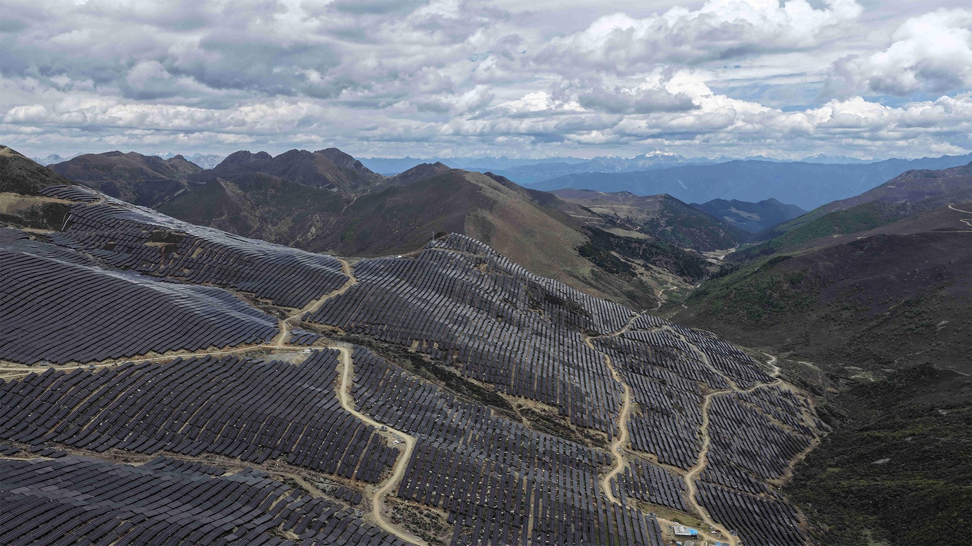 ABB赋能中国最大超高海拔山地光伏项目，支持中国能源绿色转型