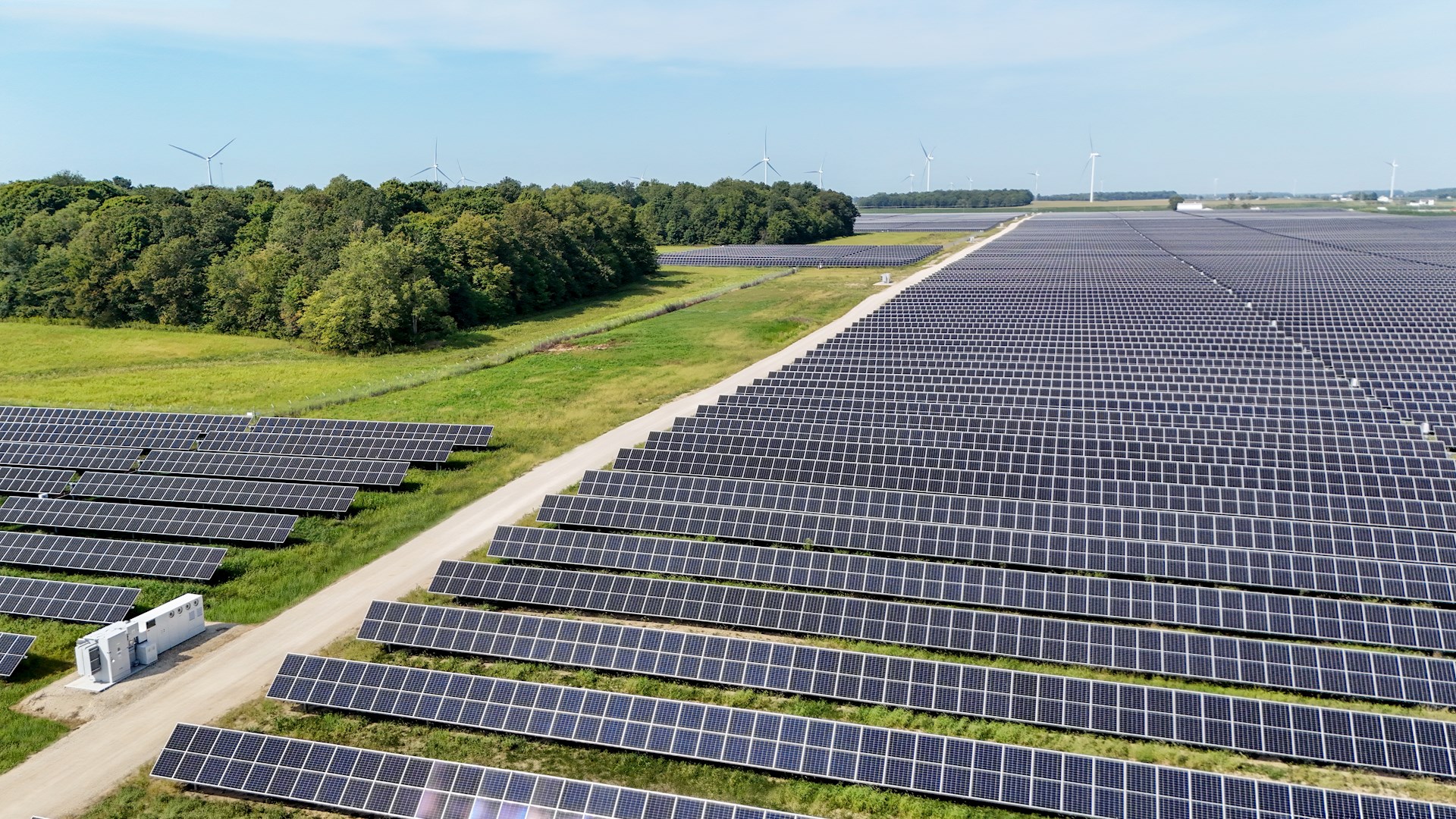 ABB tuo markkinoille korkean hyötysuhteen sähkönmuunnosratkaisuja aurinkoenergiaan ja sen varastointiin