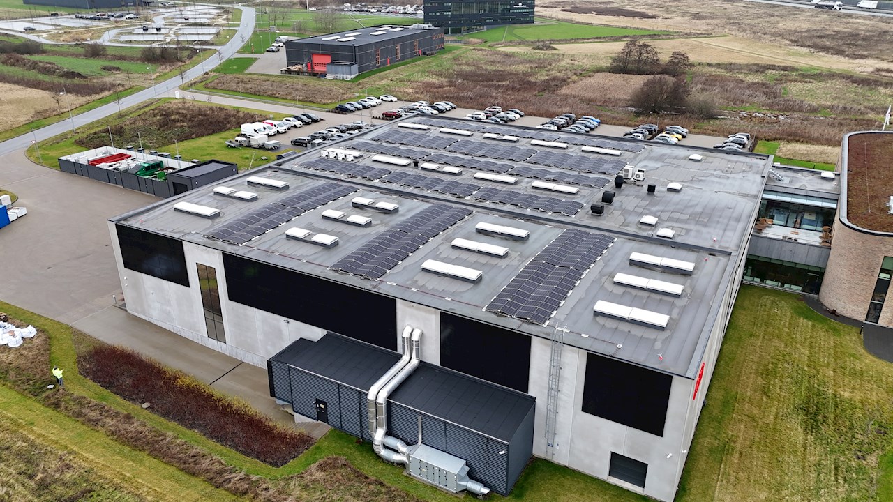 ABB har installeret solceller på taget af lagerbygningen i sit Middelfart domicil. Desuden 
er der sat solceller på facaden for bedre at kunne fange sollyset om vinteren. 