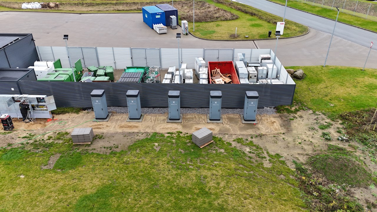 Kombinationen af solcelleanlægget og batteriløsningen gør det muligt at 
producere omkring 45 procent af bygningens energiforbrug over året.