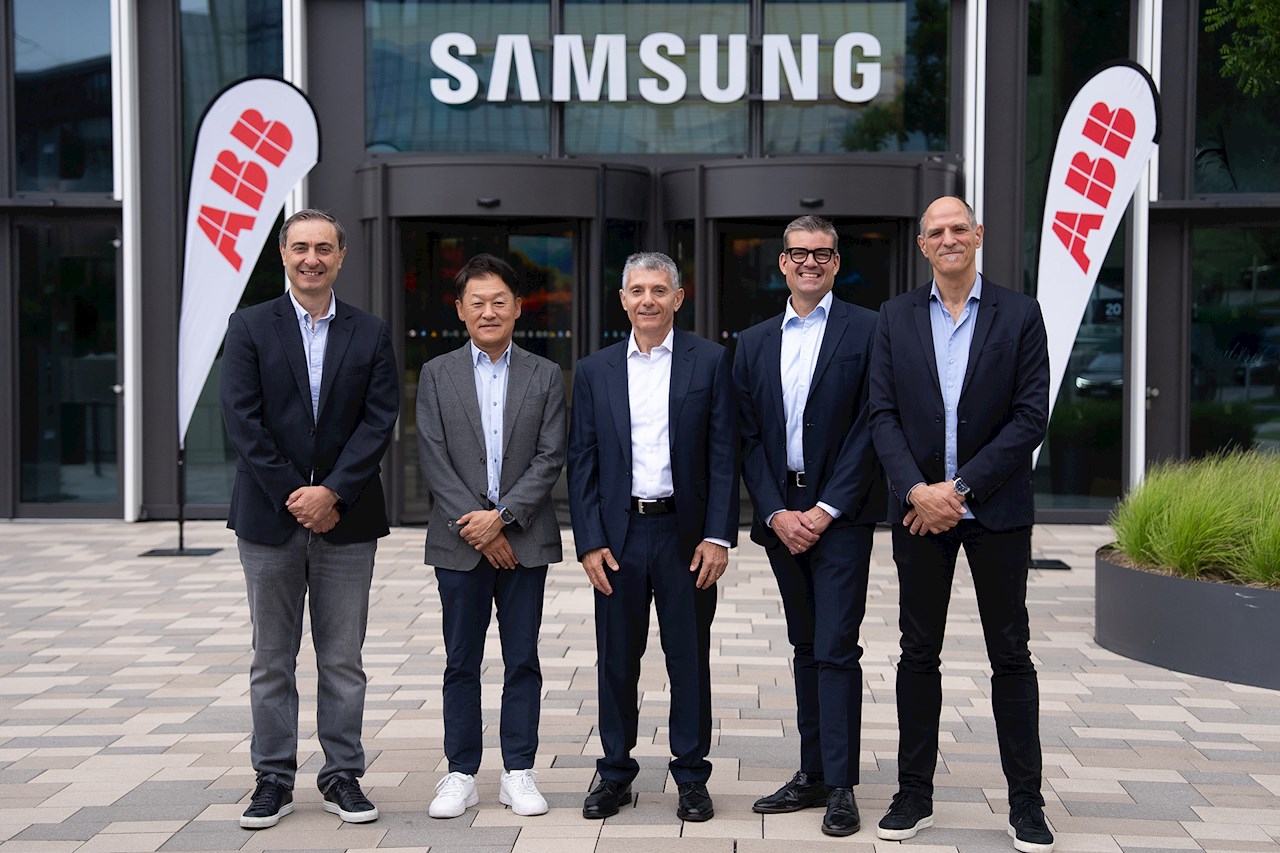 Emre Evinc (Director, Șef al IoT Business, Europa la Samsung Electronics), Hoon Seol (Vicepreședinte executiv și Șef al Diviziei de Electronice de larg consum la Samsung Electronics Germania), Mike Mustapha (Președinte departament, Divizia Clădiri inteligente ABB Electrification), Mark Zwerner (Vicepreședinte global, Parteneri strategice, Divizia Clădiri inteligente ABB Electrification), Dr. Thorsten Böker (Director Dezvoltarea Afacerilor la Samsung Electronics Germania) Sursa: Samsung Electronics
