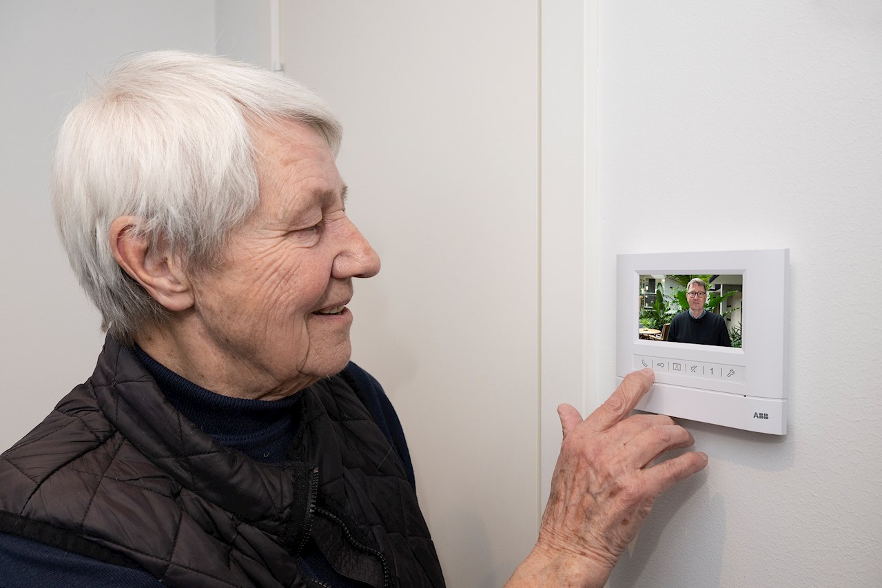 Dørtelefon med kamera. ABB-Welcome viser, hvem der ringer på hos Saaraa Kaarina Hansen.