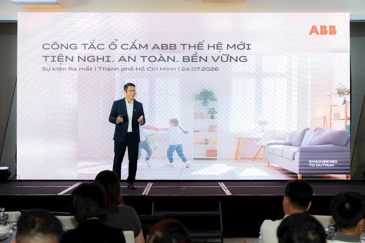 Ông Đỗ Quyền, Chủ tịch Ban Giải pháp Điện và Tòa nhà Thông minh chia sẻ về định hướng phân phối thiết bị điện dân dụng và công tắc ổ cắm nói riêng của ABB tại sự kiện