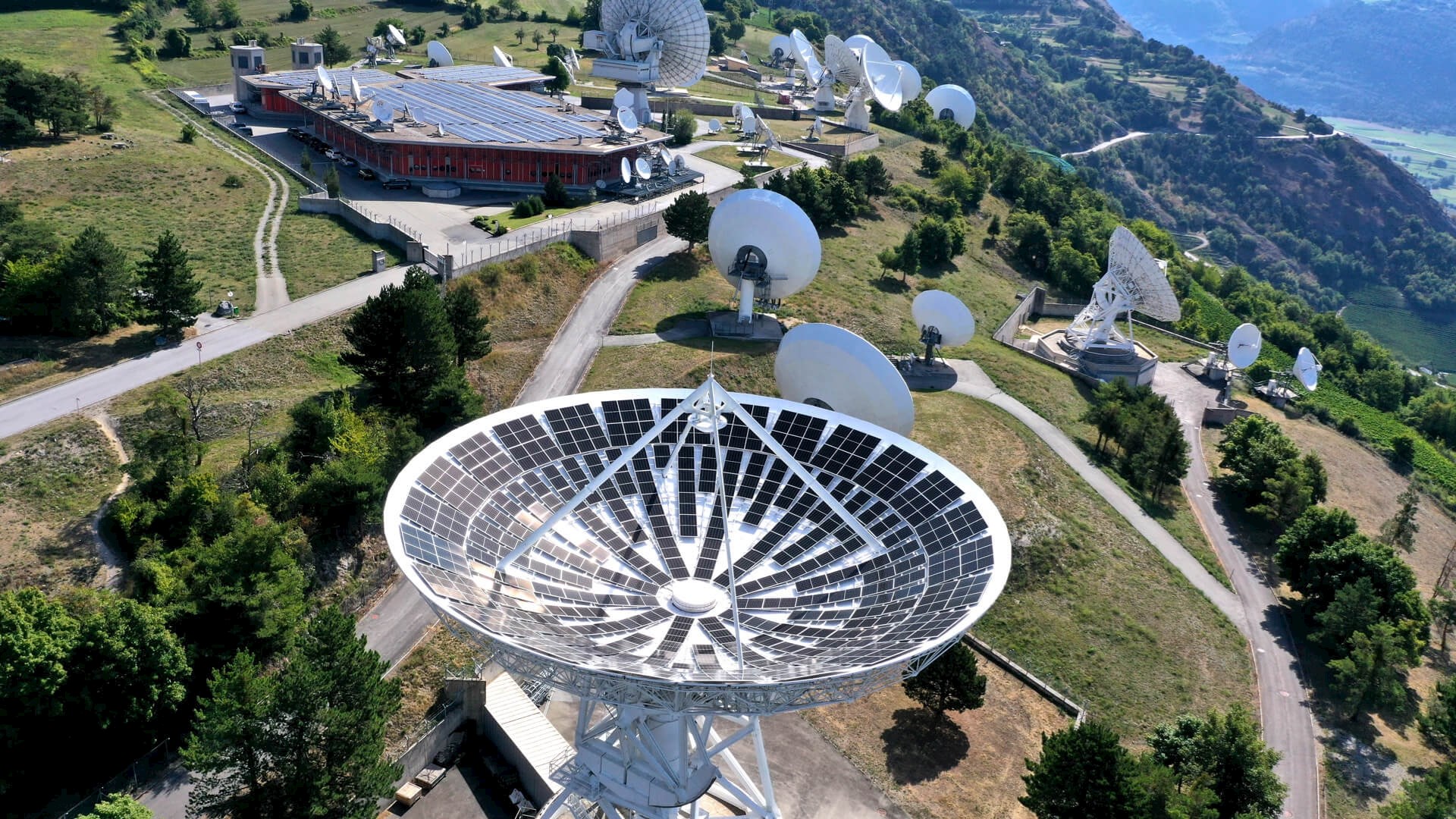 Die Sonne immer im Fokus: Solarkraftwerke in Satellitenschüsseln