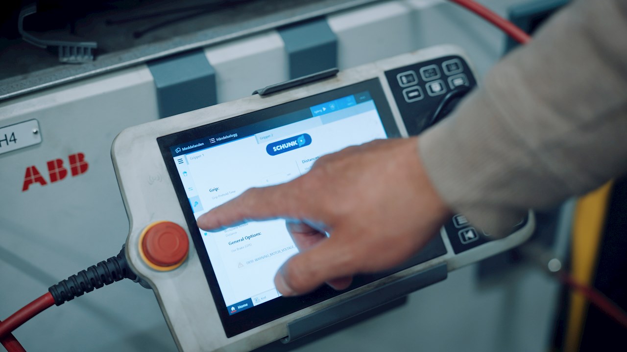 Schunk har en app i FlexPendanten där operatören kan styra gripdonen och justera parametrar direkt i robotstyrningen