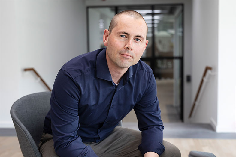 Jacob Stenger, Forretningsdirektør hos ABB advarer bygherrer, rådgivere, entreprenører
 og bygningsejere mod at vurdere bygningsautomatik for snævert på anlægsprisen. 
I stedet bør man fokusere på totaløkonomien. 