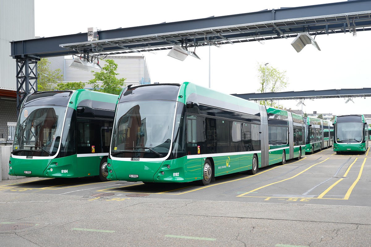 Bislang hat BVB acht Elektro-Doppelgelenkbusse des Schweizer Herstellers Carrosserie Hess AG ...
