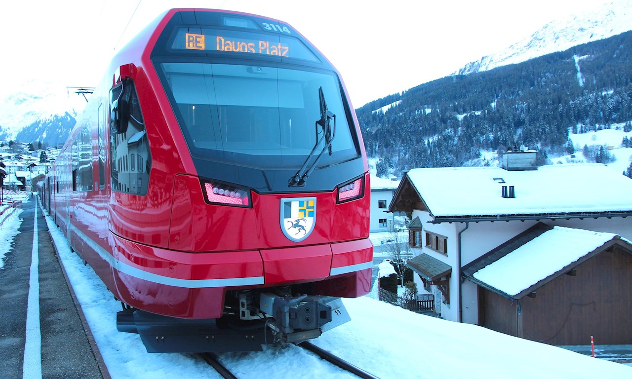 Einer der neuen Triebzüge im Bahnhof Klosters Dorf.