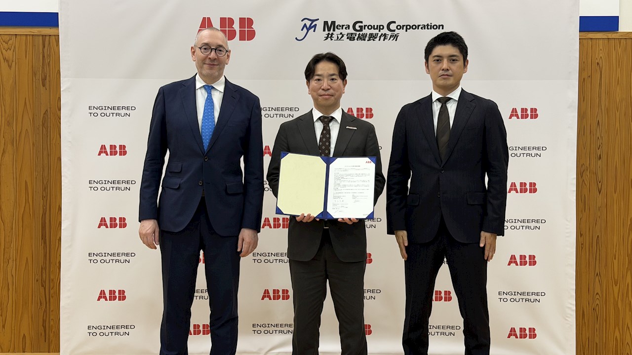 左から:ロイック・ペコンドン-ラクロワ (ABB株式会社 代表取締役) 、米良充朝 (株式会社協立電機製作所 代表取締役社長)、青板由人 (ABB株式会社 エレクトリフィケーション事業本部 スマートビルディング・スマートパワー事業部長)