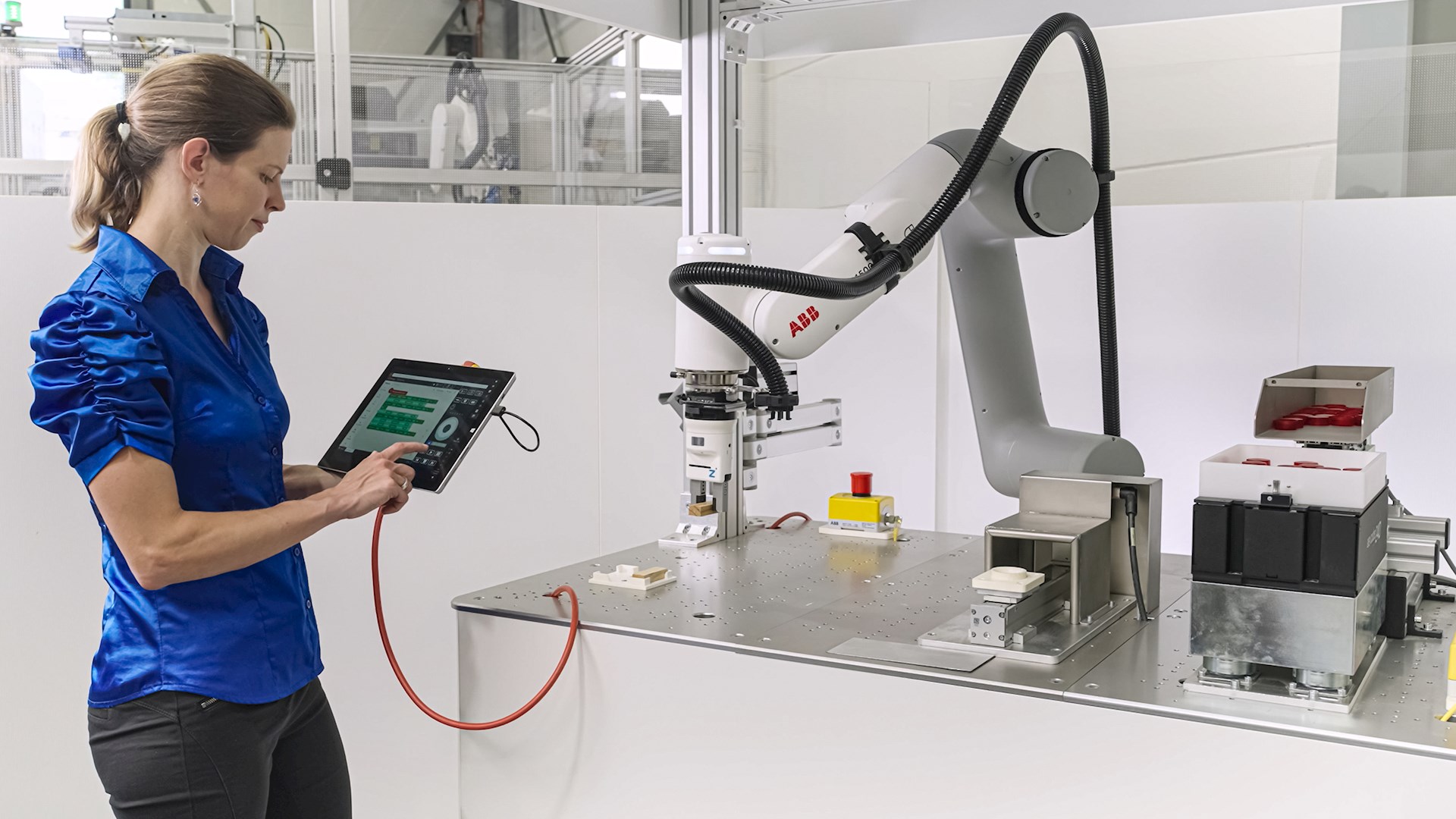 Neues E-Device von ABB Robotics ermöglicht Bedienung von Robotern über verschiedene Endgeräte