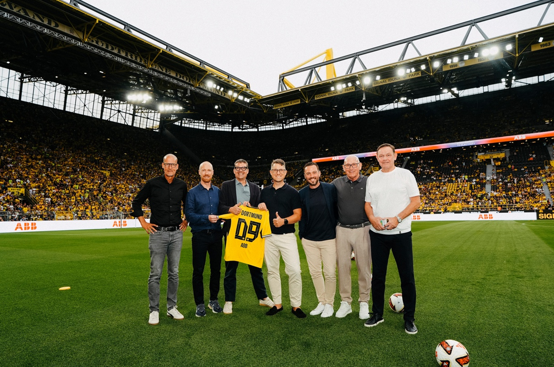 ABB und Borussia Dortmund vertiefen ihre Zusammenarbeit im Rahmen einer strategischen Energy Management Partnerschaft. (v.l.n.r. Carsten Cramer, BVB; Benjamin Scholz, BVB; Mark Zwerner, ABB; Dr. Stefan Rohrmoser, ABB; Dr. Frederic Nimmermann, ABB; Thomas Baltzer, ABB; Dr. Christian Hockenjos, BVB). Quelle: ABB